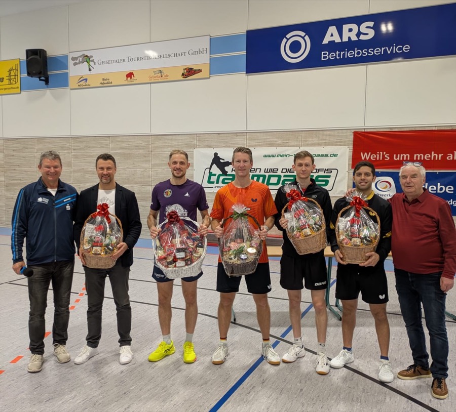 Siegerehrung beim Master-Cup: die vier Turnierteilnehmer mit Präsentkörben, daneben Vertreter des Vereins und der Saalesparkasse