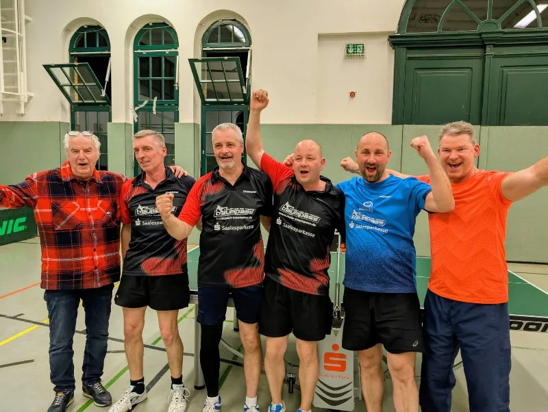 Die Mannschaft des TSV 1990 Merseburg jubelt in der Halle
